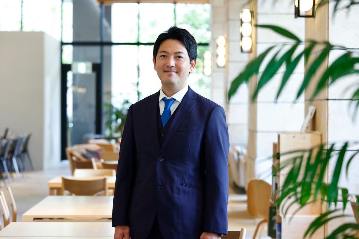 スーツの男性