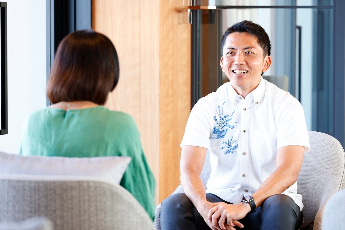 会話をする男女