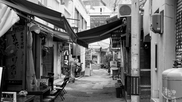 白黒の那覇の路地裏
