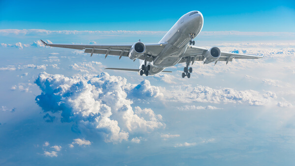 青空を飛ぶ飛行機