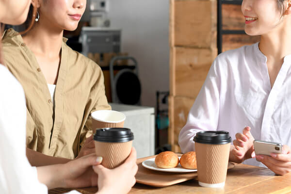 楽しそうにカフェで談笑する女性たち